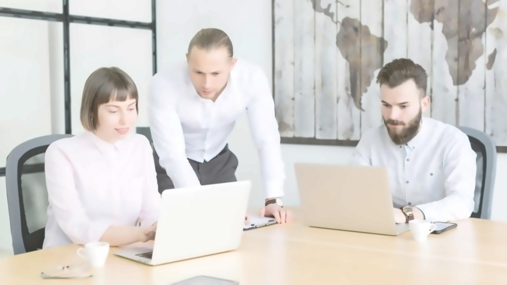 Análisis financiero profesional en entorno empresarial moderno