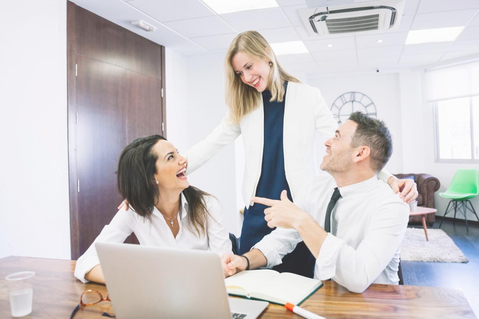 Equipo de arulterrarmari trabajando en análisis financiero colaborativo